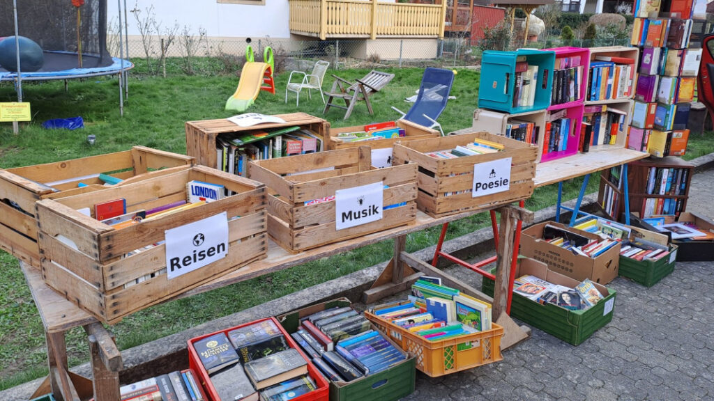 Büchertische mit unzähligen Büchern