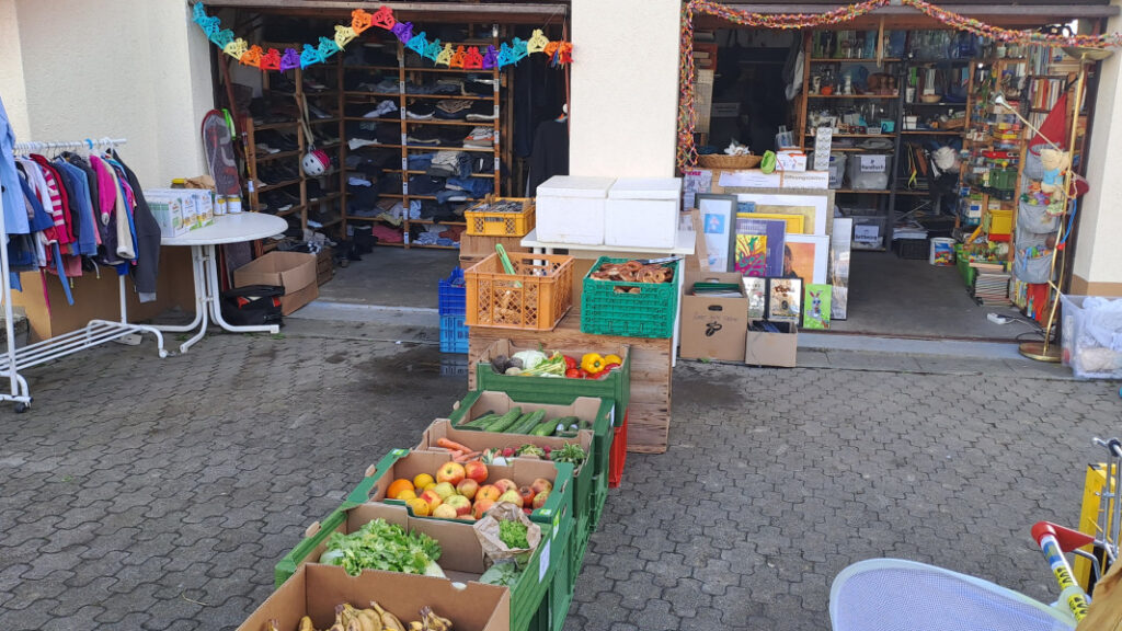 Das Lebensmittelangebot mit Obst & Gemüse, sowie Brot und Kühlware in Kühlboxen. Zudem noch die geschmückten Garagen.
